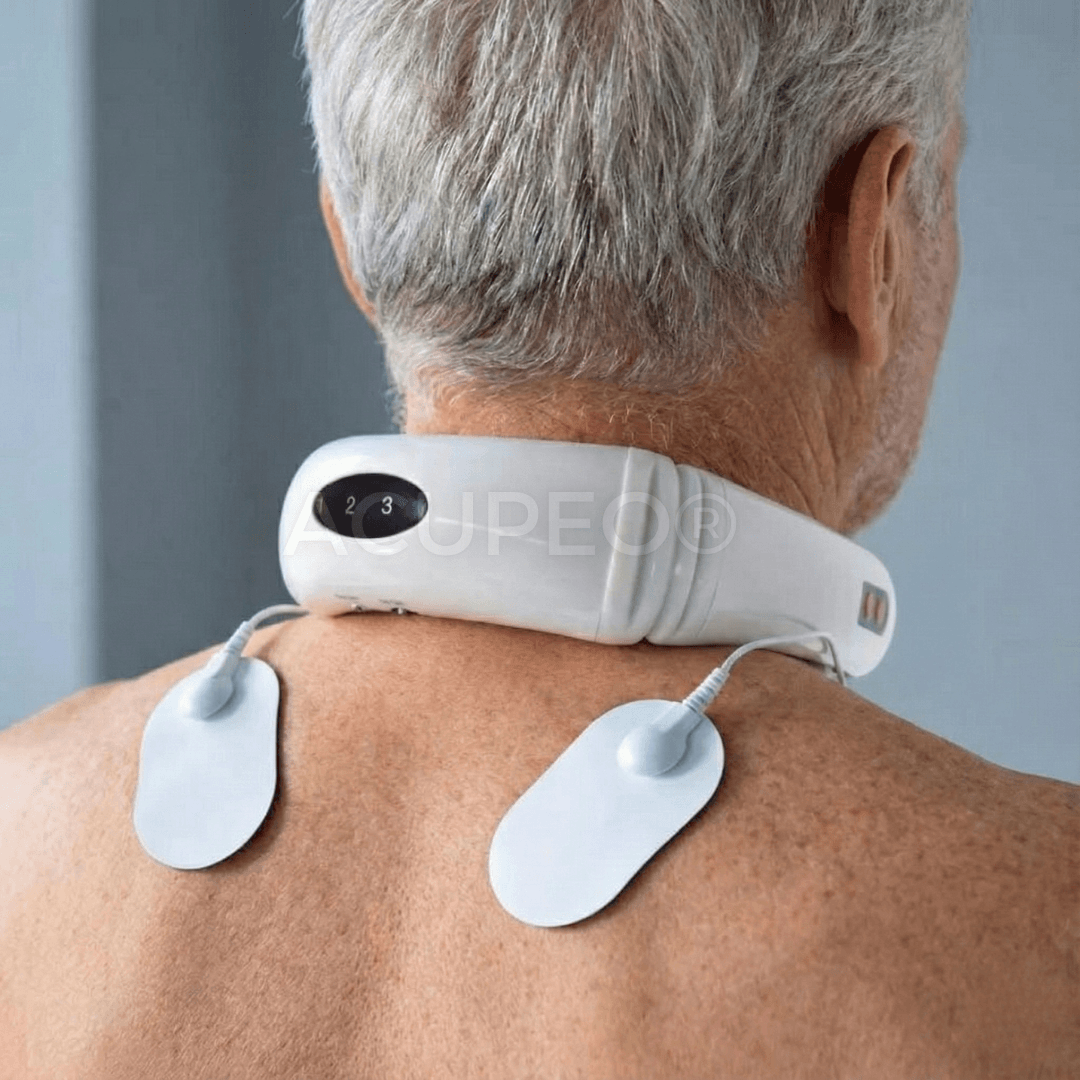 Homme de dos portant le collier Acupeo® et deux patchs sur le haut du dos